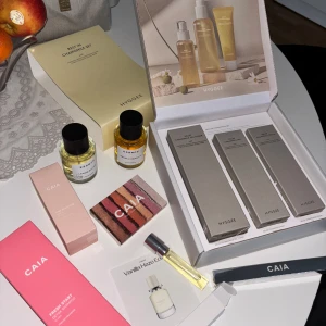 Caia essnce fugazzi paket  - (säljer bara som paket)  observera att hudvården längst till höger är SÅLD och ingår inte🤍 4 st produkter från CAIA 💕  Fresh start detox shampoo Disco fever eyeshadow palette Highlighter brush f23 That dewy look serum Allt är oöppnat och fullsize 🤍värde 1104.- 2 parfymer från Essnce  Lemon eclair oanvänd 🍋   Absolu Vanilla (testad)🍦  50 ml värde 720-. 8ml parfym från Fugazzi Vanilla haze minus några sprut 🥮🥧🧁225.-