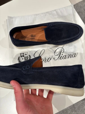 Loro piana loafers - Säljer dessa feta LP loafers. De är i bra skick och passar perfekt till finare tillfällen! Skriv vid frågor🙌. Bvsa!!