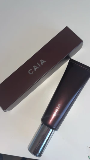 CAIA Liquid Bronzer San José - Flytande bronzer från CAIA i nyansen San José. Ger en solkysst look med naturlig glow och är lätt att blenda in i huden. Endast testad. (Original pris 345kr)