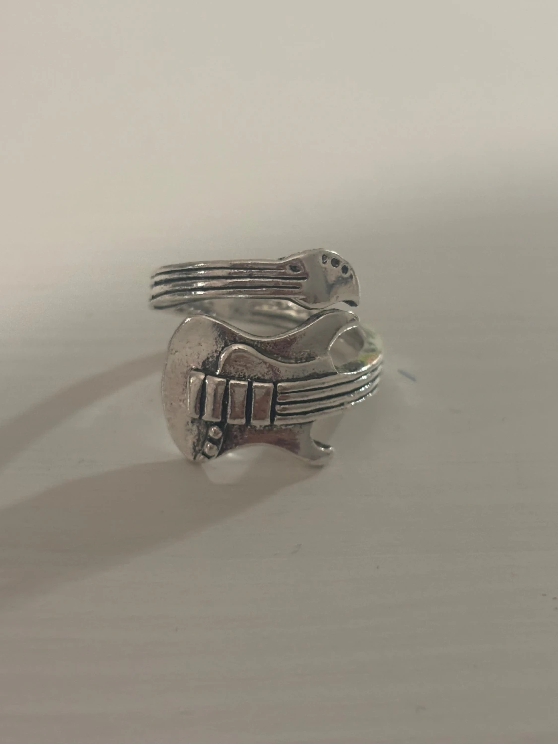 Silvrig ring med gitarrdesign