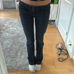 Low waist LTB jeans  - Snygga mörkblåa bootcut jeans från LTD. De är lågmidjade och bra skick men har lite slitning längst ner vid hälen 💗