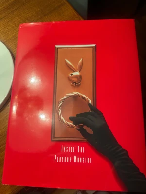 Inside The Playboy Mansion - Upptäck den ikoniska Playboy Mansion med exklusiva bilder och insikter. Boken ger en unik inblick i en värld av glamour, fest och historia, perfekt för dig som är nyfiken på popkultur och legendariska platser. Introduktion av Hugh M. Hefner.Coffe Table Book.