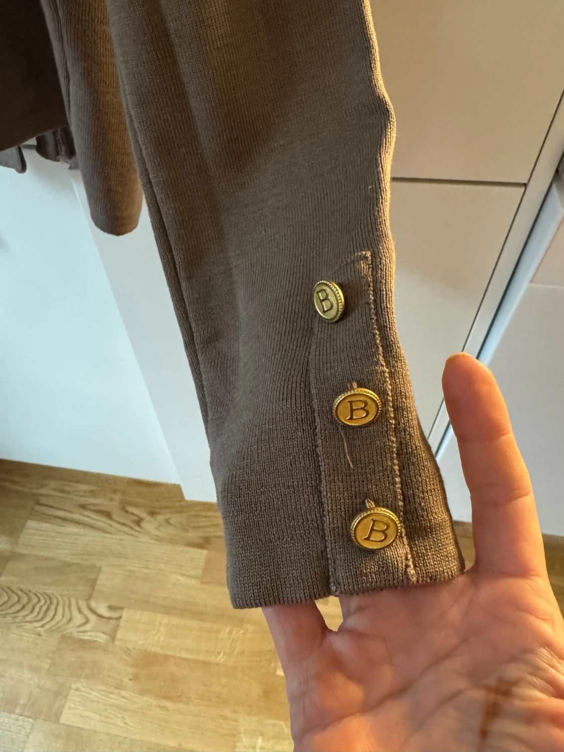 Khaki/brun kofta från Busnel med guldknappar - 4