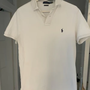 Ralph lauren piketröja  - Ralph lauren pike                                                                         Storlek M                                                                            Custom fit                                                                         
