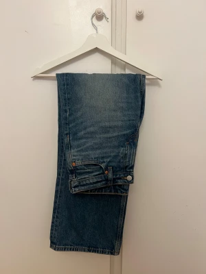 Ample low loose jeans 25/32. - Ample low loose jeans från Weekday i storlek 25/32.
