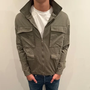 Field jacka - Hej, säljer nu denna riktigt snygga field jackan i storlek S som är perfekt till dig som vill ha en snygg jacka! Skicket är 9/10 Vid minsta lilla fundering så är det bara att höra av sig