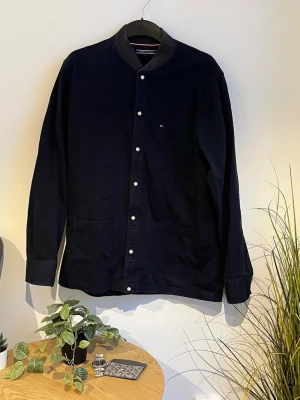 Tommy Hilfigher Skjorta/overshirt Mörkblå - Gant skjorta Mörkblå. Den är i fint skick och är i storlek L, men är lite liten i storleken. Modellen är 177cm lång och passar den hyfsat bra🤗 Skriv privat för mer info🤟🏻