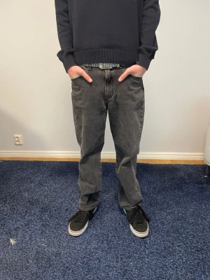 Polo Ralph Lauren Jeans, Svart - Jeans från Polo Ralph Lauren i bra skick, märket är lite slitet. Byxorna är i storlek 170 och modellen är 173cm lång. 