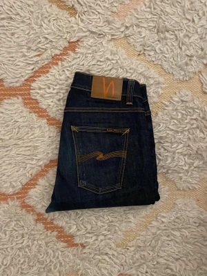 Mörkblå skinny jeans från Nudie Jeans - Snygga nudie jeans i storlek W30 L32 men sitter som lite mindre typ W29. Modell Lean Dean. Hör av dig vid minsta fundering🤗