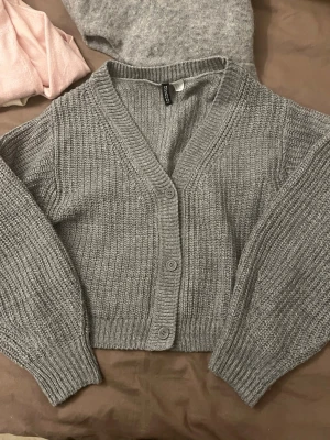 Grå kofta  - Söt och mysig grå kofta i mycket bra skick som knappast varit använd! 