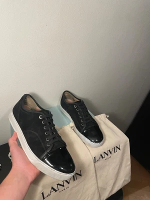 Svarta sneakers från Lanvin  - Fräscha Svarta Lanvins / skick 7,5/10 fint skick förutom lite slitna på sulorna och tårna / storlek 43 / Box och 2 dustbags medföljer i köp / kontakta via intresse eller annat och pris kan självklart diskuteras!😊