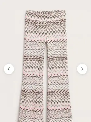 Slutsålda! Snygga bootcut byxor med zigzag-mönster. Aldrig använda och har prislapp kvar! Byxorna är slutsålda i alla storlekar och är väldigt eftertraktade! Storlek 170 men passar s (stretchigt material) Kan skicka egna bilder ifall de önskas hör av er vid frågor och funderingar!❤️🤗💖