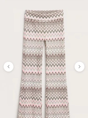 Zigzag bootcut byxor kappahl - Slutsålda! Snygga bootcut byxor med zigzag-mönster. Aldrig använda och har prislapp kvar! Byxorna är slutsålda i alla storlekar och är väldigt eftertraktade! Storlek 170 men passar s (stretchigt material) Kan skicka egna bilder ifall de önskas hör av er vid frågor och funderingar!❤️🤗💖