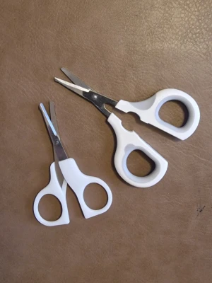 2 nagelsaxar för bebis/småbarn - Knappt använda, de har följt med i nagelvårdskit som köpts och jag föredrar den andra typen av nagelklippare.