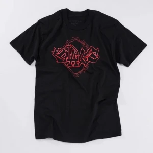 Bladee Razorwire t-shirt - Svart röd Bladee Razorwire T-shirt, i storlek L. Använd ganska mycket men i bra skick. Kolla in min profil för likande T-shirts. Möts upp i Stockholm eller fraktas.