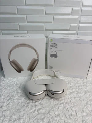 AirPods Max - Apple AirPods Max i silver med originalförpackning och Smart Case. Hörlurarna ser ut att vara i mycket gott skick utan synliga repor eller slitage. Premium over-ear hörlurar med aktiv brusreducering och hög ljudkvalitet. Perfekt för musik, film och samtal.