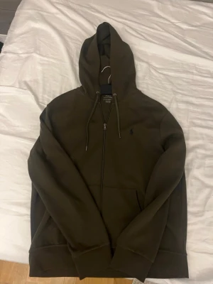 Polo Ralph lauren zip hoodie  - Säljer min Polo zip hoodie som inte används längre pågrund av att den är för stor och den e inte använd mer än 10 gånger så riktigt fint skick på den. 