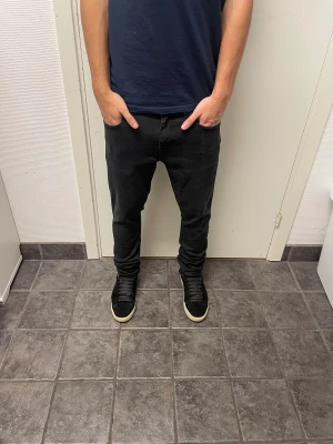 Tiger of Sweden pistolero - Snygga svarta jeans från Tiger of Sweden. Mycket bra skick. Modell: Pistolero. Modellen är 173cm, 64kg. Pris kan självklart diskuteras!!