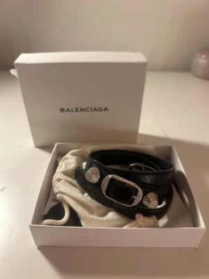 Balenciaga armband - Snyggt svart balenciaga armband! Kvitto och box ingår, jättebra skick💕💕💕