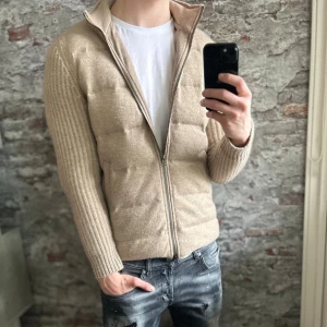 100% kashmirjacka - Mycket fint skick, inga defekter, inte ens nopprig! Storlek  50/M passar dig som är mellan 178-185cm ungefär. Nypris 5500kr och slutsåld på La maruccas hemsida. Modellen är 185 cm, 79 kg. Passar bra nu till vintern. Skriv för mer information!🤝