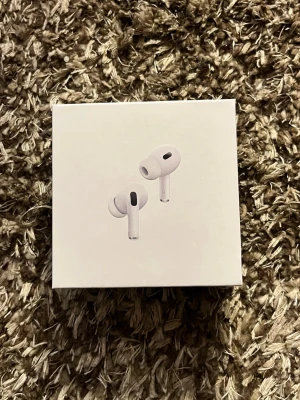 Air pods PRO 2 (kvitto finns) - Helt nya oöppnade air pods PRO 2, original pris ligger på 2400kr. Trådlösa hörlurar med olika ljud inställningar 