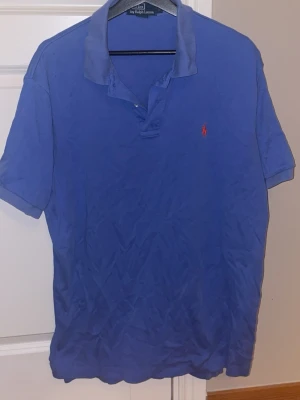 Marinblå Ralph Lauren Pike  - Tvärfeta marinblå Ralph Lauren Pike i storlek L. Piken är i ett väldigt bra skick, knappt använd. Skriv gärna vid funderingar kring piken, priset kan diskuteras vid snabbt köp!