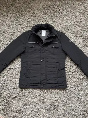 Säljer denna riktigt feta j Lindeberg field jacketen!⭐️Skick : mycket fint skick / halva tredje knappen har lossnat annars inga defekter!🙌Storlek M passar också S!⭐️NYPRIS = 4000kr! Hör gärna av er om ni har funderingar!👍