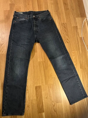 Levis 501 - Tjena säljer dessa sjukt snygga mörk blåa jeansen i storlek W32 L32. De är i väldigt bra skick och det är bara höra av sig ifall ni har frågor 