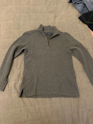 Ralph Lauren quarter zip - Säljer en Ralph Lauren quater zip i gott skick! Står storlek M men sitter som S.  💸 Nypris: ca 2500 kr 🚚 Snabb frakt! Skickas inom 1–2 dagar ✅ Inga fläckar, hål eller synliga tecken på slitage.   💬 Skriv gärna vid frågor – jag svarar snabbt!