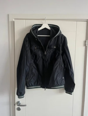 Moncler windbreaker  -  Moncler Windbreaker i modellen Jeansclaude giubbotto i storlek 2 vilket motsvarar S/M skick 8/10 allt og givetvis äkta 