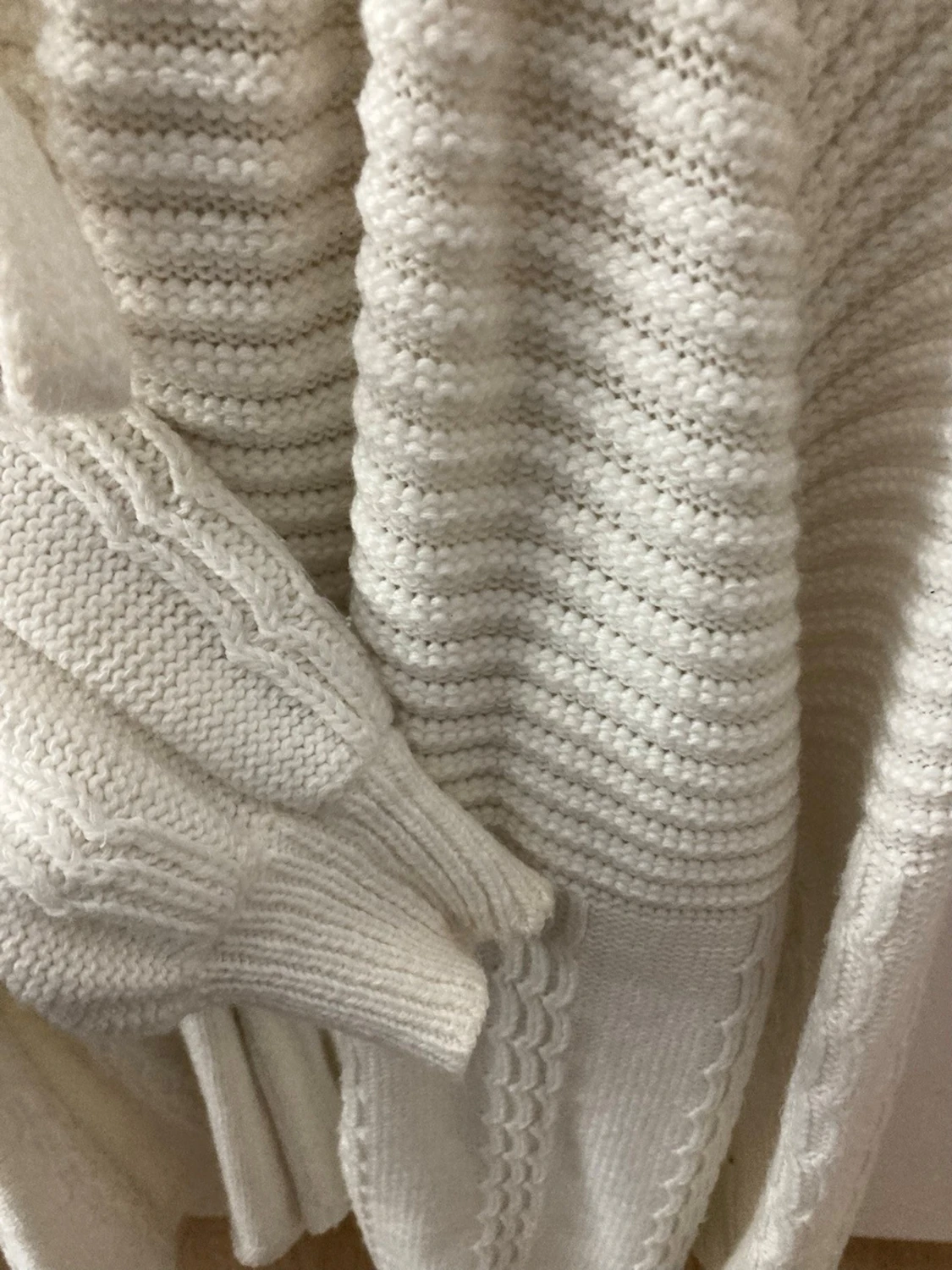 Vit stickad kofta med knyt - 2