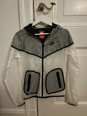 Vindjacka Nike - Second hand vindjacka från Nike, aldrig använt. Fräsch och snygg!