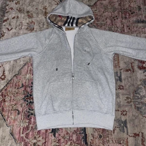Grå burberry Mjuk hoodie  - Skön att ha på sig. Funkar varje dag.Varm. Trevlig. Enkel.