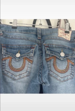 True Religion flare jeans - Fina low waist flare jeans från True Religion i modell joey, strl w26/ S💗 har tyvärr ett hål (se sista bilden)