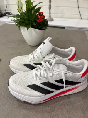 Adidas skor  - Sjukt snygga tyvärr för små för mig, storlek 43,5 bara använda en gång utomhus