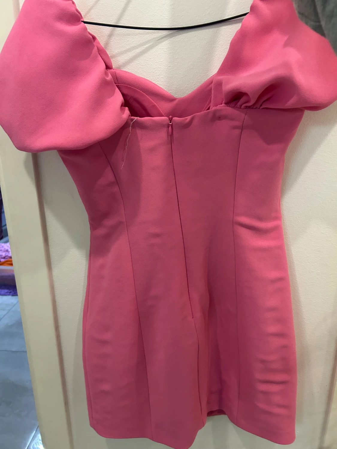 Rosa kort klänning med puffärmar - 1