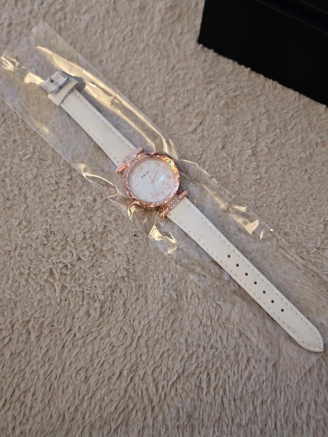 Vit klocka med roséguld och blommor - 4