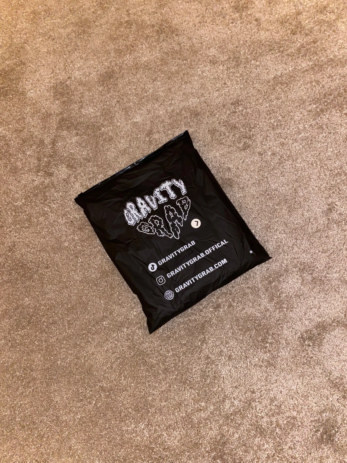 Vit Gravity Grab t-shirt med rosa tryck - 2