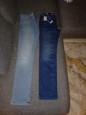 Två par skinny jeans i blå toner o från Jack & Jones o helt nya  - Säljer två par skinny jeans, ett i ljusblå tvätt och ett i mörkblå tvätt. Båda har klassisk femficksdesign och smal passform hela vägen ner. Perfekta för dig som gillar en tajt siluett och vill ha både ljusa och mörka jeans i garderoben.