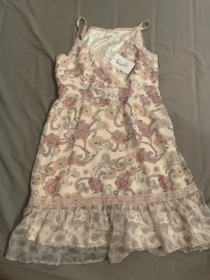Coquette/fairycore klänning!!  - Helt ny med etikett kvar (nwt) En fantastisk vacker klänning, påminner om coquette stilen :) Paisley inspirerat mönster.  Orginalpris: 799kr Mitt pris: 399kr (perfekt tillfälle att fynda!)   Det är bara att skriva vid frågor eller bud :)