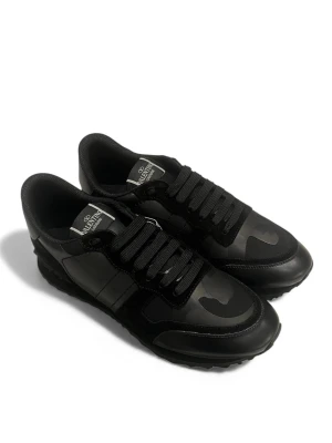 Valentino rockrunners (har kvitto)  - Svarta Valentino Garavani Rockrunner sneakers med coolt kamouflagemönster. Snygga detaljer i skinn och mocka, platt sula och rund tå. Svarta snören och ikoniska nitar på sulan ger extra edge. Perfekt för dig som gillar streetstyle och exklusiva märken. Dustbag och skosnöre m.m följer allt med förutom skolåda. 