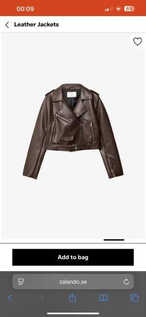 Brun skinnjacka med bälte och dragkedjor - Snygg brun skinnjacka från Even&Odd med croppad passform, klassisk bikerkrage, flera silvriga dragkedjor och bälte i midjan. Jackan har långa ärmar och coola detaljer som axelklaffar och fickor med dragkedja. Perfekt för en edgy look.