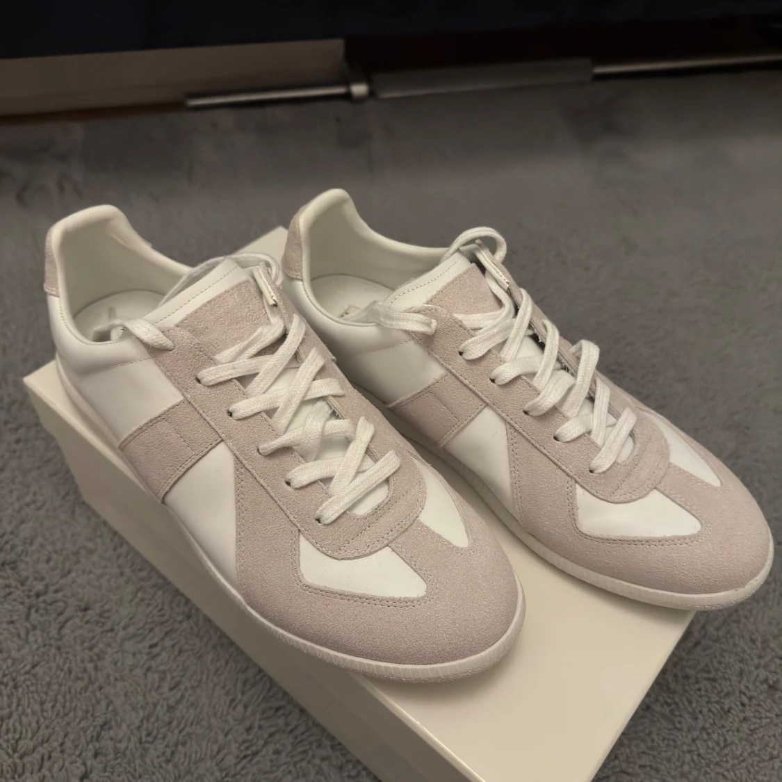 Snygga stilrena gats I vitt med ljus grå mocka!