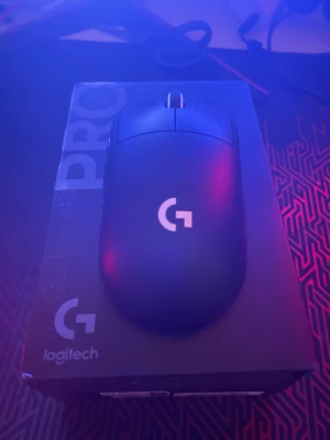 Logitech G Pro superlight Wireless 2 SE - Logitech G Pro Wireless gamingmus i fint skick. Trådlös, lättviktig och designad för e-sport med hög precision. Levereras med originalkartong. Inga synliga repor eller skador, fungerar utmärkt för både gaming och arbete. Väger endast 60g andvänd i 2 veckor