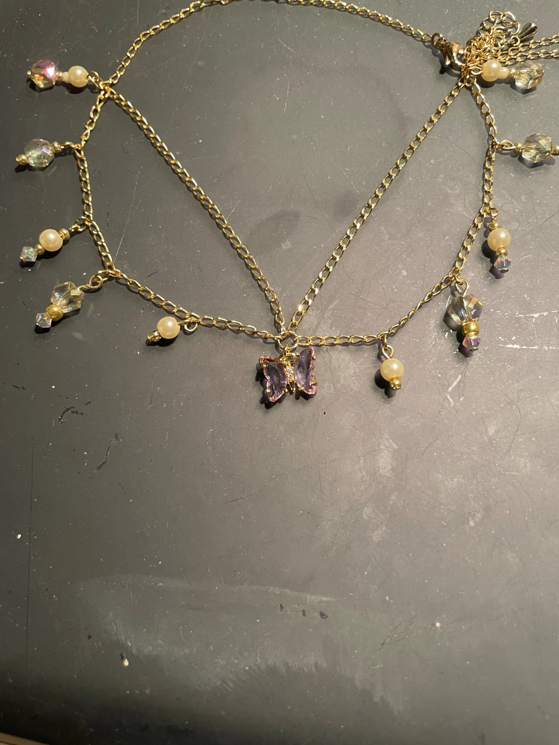 Guldig halskedja med fjäril och pärlor - 1