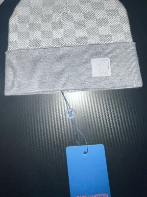 Grå mössa - Helt ny