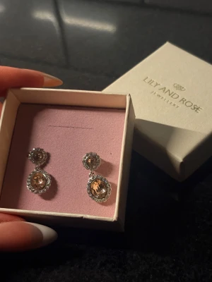 Små lily and rose örhängen  - Charmiga små rosa Lily and Rose örhängen som är helt oanvända.✨💖 Fick dessa som present och därav säljer de vidare då de inte passar min stil. går gärna ner i pris.