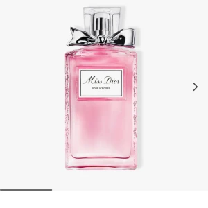 Miss Dior Rose N'Roses Parfym - Miss Dior rose n roses parfym. Har används några få gånger men är nästan full, Perfekt för den som älskar blommiga och fräscha dofter. Det går att prata om priset!! (Snabb affär för 500kr)