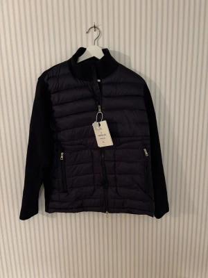 Intressekoll, Moncler cardigan - Säljer nu min Moncler cardigan, kom med prisförslag! Skriv till mig vid bud eller prisförslag. Storlek M, men sitter lite mindre skulle säga S.