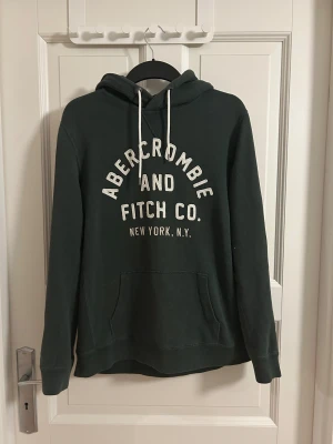 Abercrombie and Fitch hoodie - Säljer denna Abercrombie and fitch hoodie i storlek S. Färg: Olivgrön. Har du frågor eller funderingar, hör gärna av dig🙌